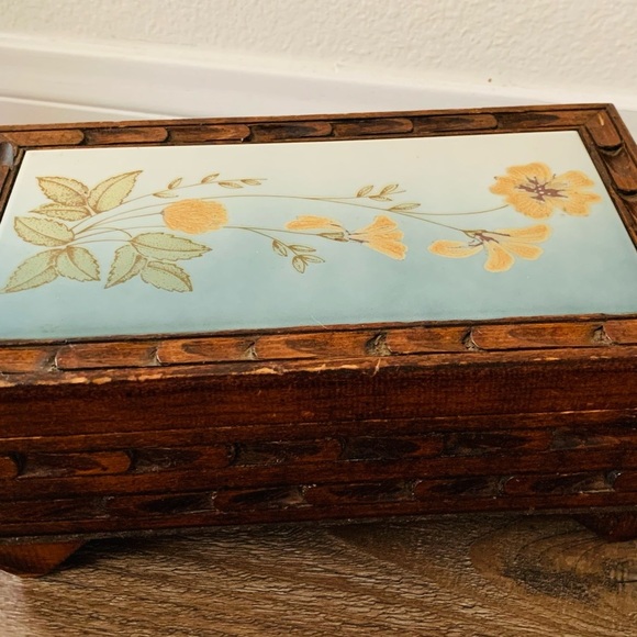 Wooden box with ceramic tiles on the top - Picture 2 of 12